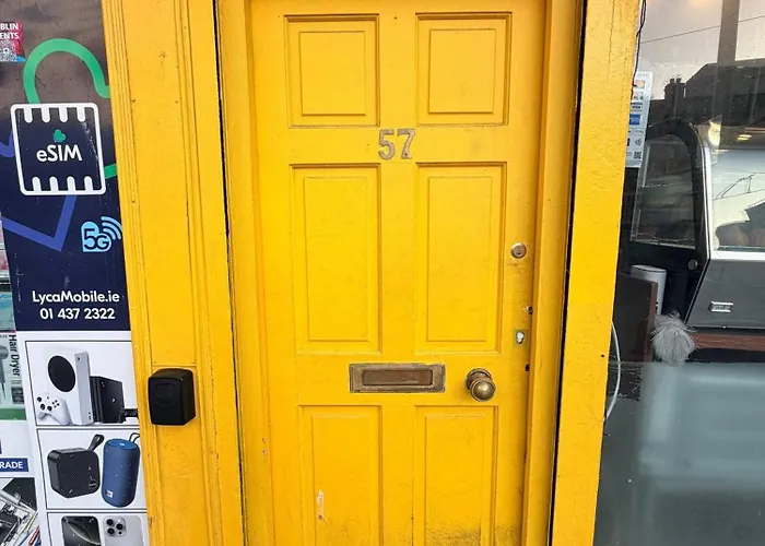 אכסניה & Marlborough Street